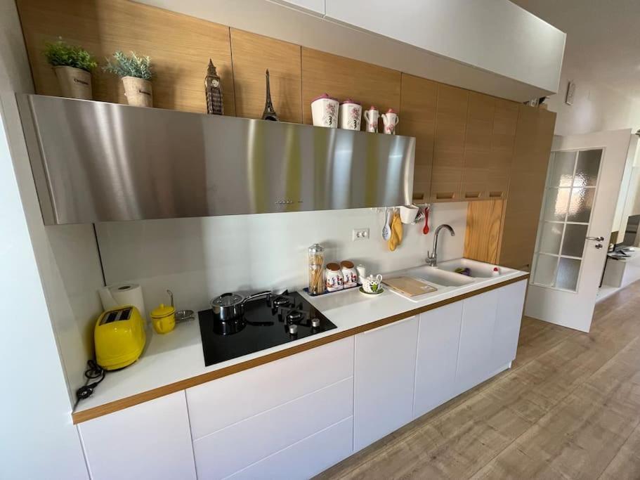 Sun Apartment In The Heart Of Tiranë Luaran gambar